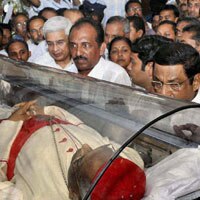 ഉപചാരം അര്‍പ്പിക്കാന്‍ പ്രകാശ് കാരാട്ടും

