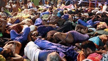 Sabarimala pilgrims are hit by fatigue after trekking the hilly terrain and take a nap to relax. Mathrubhumi photographer C Viju clicks the slumber and the catnaps taken by the Ayappa swamis, both young and old.<br/>

