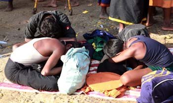 Sabarimala pilgrims are hit by fatigue after trekking the hilly terrain and take a nap to relax. Mathrubhumi photographer C Viju clicks the slumber and the catnaps taken by the Ayappa swamis, both young and old.<br/>

