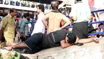  Sabarimala pilgrims are hit by fatigue after trekking the hilly terrain and take a nap to relax. Mathrubhumi photographer C Viju clicks the slumber and the catnaps taken by the Ayappa swamis, both young and old.<br/>

