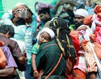Sabarimala pilgrims are hit by fatigue after trekking the hilly terrain and take a nap to relax. Mathrubhumi photographer C Viju clicks the slumber and the catnaps taken by the Ayappa swamis, both young and old.<br/>

