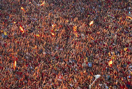 Fans pack Cibeles Square as they wait for Spain's national soccer team to arrive in Madrid Monday July 2, 2012

