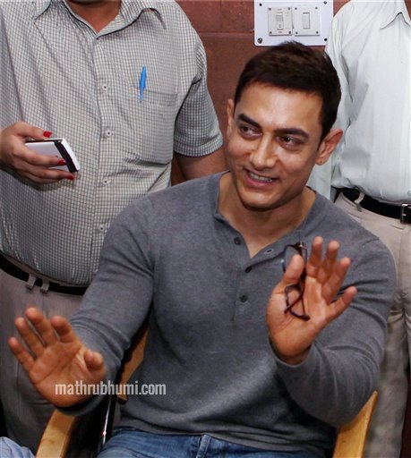  Aamir Khan talks to media after meeting Prime Minister Manmohan Singh
