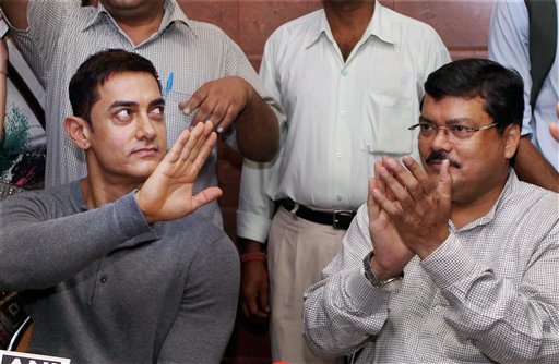  Aamir Khan and Union Minister for Social Justice and Empowerment Mukul Wasnik interact with the media after a meeting in New Delhi 
