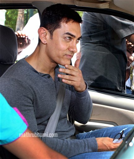 Aamir Khan leaves after meeting Prime Minister Manmohan Singh at his residence in New Delhi 
