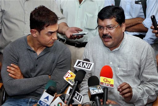  Aamir Khan and Union Minister for Social Justice and Empowerment Mukul Wasnik interact with the media after a meeting in New Delhi 
