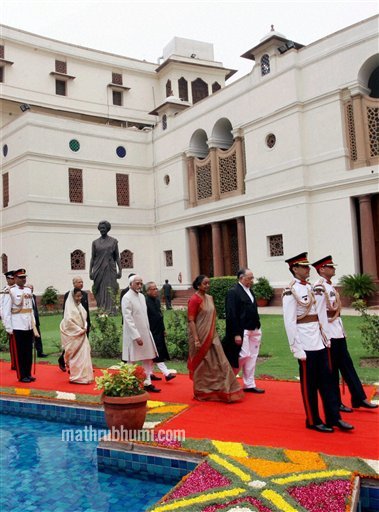  President Pratibha Devisingh Patil, President-elect, Pranab Mukherjee, Vice President, Mohd. Hamid Ansari, Lok Sabha Speaker, Meira Kumar and Chief Justice of India, Justice S.H. Kapadia, in a ceremonial procession at Parliament House for swearing-i
