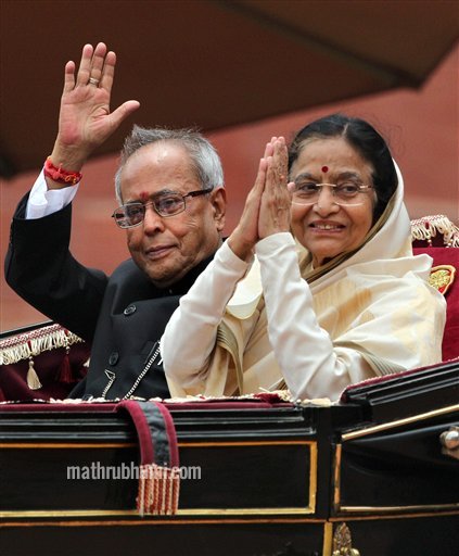 President Pranab Mukherjee and outgoing President Pratibha Patil ride the regal buggy during guard of honour ceremony
