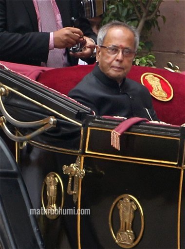 President Pranab Mukherjee and outgoing President Pratibha Patil ride the regal buggy during guard of honour ceremony
