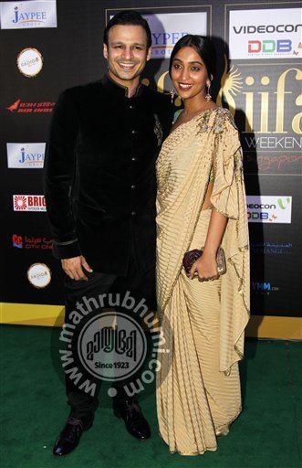 Bollywood actor Vivek Oberoi, left, and his wife Priyanka, arrive on the 'green carpet' for the Jaypee International Indian Film Academy (IIFA) awards held on Saturday June 9, 2012 in Singapore 
