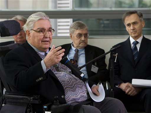 In this Thursday, April 3, 2008 file photo, Horst Faas, left, a renowned photographer and editor for The Associated Press during the Vietnam War, recalls the lives of four combat photographers who died together in a 1971 helicopter crash in Vietnam d
