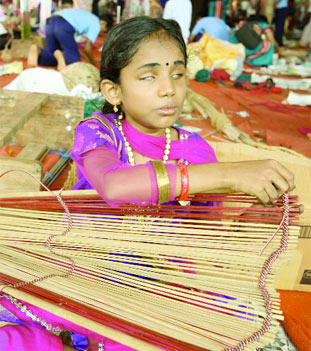 കണ്ണുകളെന്തിന് കരവിരുത് കാട്ടാന്‍
