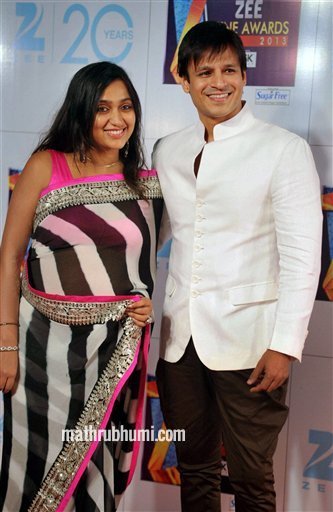 Mumbai: Bollywood actor Vivek Oberoi with wife Priyanka Alva at the Zee Cine Awards 2013 in Mumbai on Sunday. PTI Photo 
