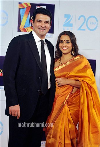 Mumbai : Bollywood actress Vidya Balan and her husband Siddharth Roy Kapur, CEO, UTV Motion Pictures, at Zee Cine Awards 2013 in Mumbai on Sunday. PTI Photo  
