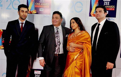 Mumbai : Bollywood actors Ranbir Kapoor and Rishi Kapoor with Vidya Balan and her husband Siddharth Roy Kapur, CEO, UTV Motion Pictures, at Zee Cine Awards 2013 in Mumbai on Sunday. PTI Photo 

