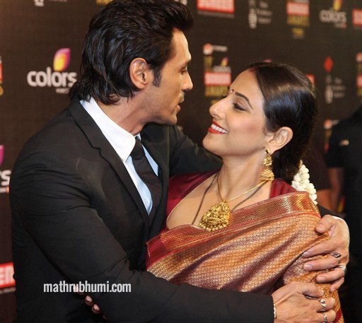 Bollywood Actor Arjun Rampal greets Vidya Balan at 19th Screen Awards  
